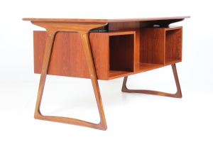 Retro Vintage Classic Mid-Century Desk in Teak from Sibast Møbler