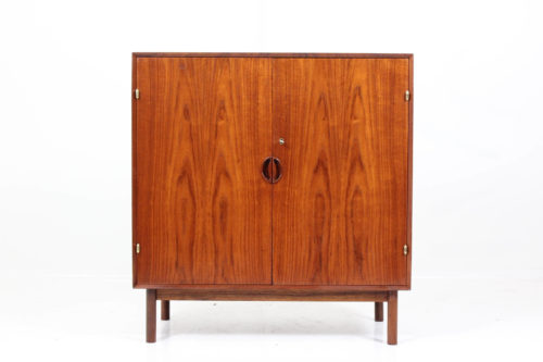 cabinet no. 304 in impressive solid teak wood by P. Hvidt & O. Mølgaard-Nielsen for Søborg Møbelfabrik